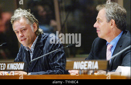 Bob Geldof (gauche) connu pour l'organisation de secours, parle de responsabilité mondiale comme Tony Blair, Premier Ministre du Royaume-Uni, au cours de l'écoute "Construire sur Gleneagles' conférence de presse tenue à l'Organisation des Nations Unies le 15 septembre 2005 à New York. (Photo d'UPI/Monika Graff) Banque D'Images