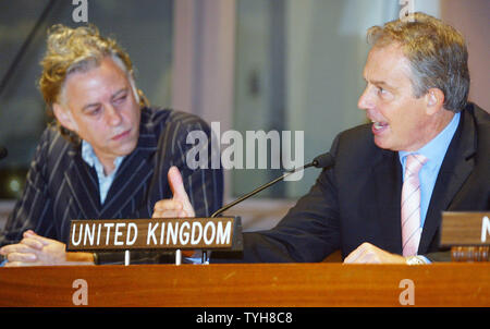 Tony Blair (à droite), Premier Ministre du Royaume-Uni, s'exprime sur les efforts de secours que l'artiste Bob Geldof écoute, au cours de la conférence de presse à propos de "Construire sur Gleneagles" tenue à l'Organisation des Nations Unies le 15 septembre 2005 à New York. (Photo d'UPI/Monika Graff) Banque D'Images