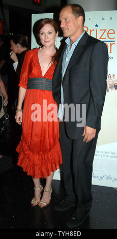 Julianne Moore acteurs Woody Harrelson et assister à la 19 Septembre, 2005 New York premiere pour leur nouveau film 'Le gagnant du prix de l'Ohio Defiance' (UPI Photo/Ezio Petersen) Banque D'Images