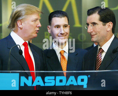 Donald Trump, gauche, Président de Trump Entertainment Resorts, parle avec Scott Butera, centre, Vice-président exécutif, et Bob Greifeld, droite, Président de la NASDAQ avant la sonnerie de la cloche d'ouverture le 20 septembre 2005 à New York. Trump Entertainment Resorts, qui exploite de nombreux casinos et hôtels, est en notant sa première journée de négociation sur l'échange électronique. (Photo d'UPI/Monika Graff) Banque D'Images