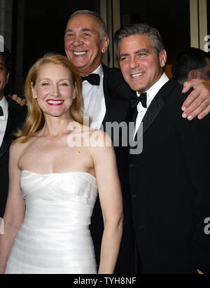 Patricia Clarkson, Frank Langella et George Clooney arrive pour la première de 'bonne nuit, et bonne chance", qui a ouvert le 43e Festival du Film de New York à l'Avery Fisher Hall, Lincoln Center, New York le 23 septembre 2005. (Photo d'UPI/Laura Cavanaugh) Banque D'Images