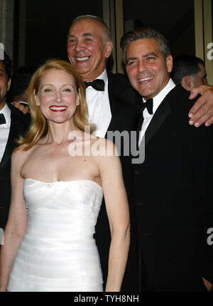 Patricia Clarkson, Frank Langella et George Clooney arrive pour la première de 'bonne nuit, et bonne chance", qui a ouvert le 43e Festival du Film de New York à l'Avery Fisher Hall, Lincoln Center, New York le 23 septembre 2005. (Photo d'UPI/Laura Cavanaugh) Banque D'Images