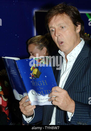 Sir Paul McCartney s'affiche sur 3 Octobre, 2005 au New York's librairie Barnes and Noble pour promouvoir son premier livre pour enfants 'dans les nuages" publié par Dutton Children's Book une division de Penguin Group Les jeunes lecteurs. (Photo d'UPI/EzioPetersen) Banque D'Images