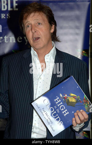 Sir Paul McCartney s'affiche sur 3 Octobre, 2005 au New York's librairie Barnes and Noble pour promouvoir son premier livre pour enfants 'dans les nuages" publié par Dutton Children's Book une division de Penguin Group Les jeunes lecteurs. (Photo d'UPI/EzioPetersen) Banque D'Images