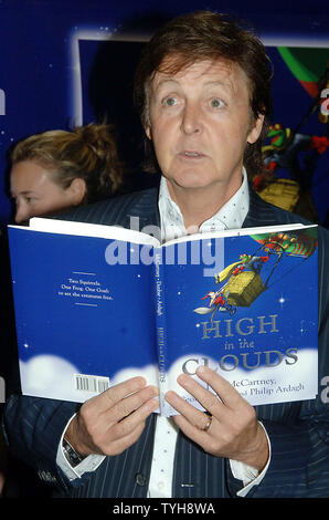 Sir Paul McCartney s'affiche sur 3 Octobre, 2005 au New York's librairie Barnes and Noble pour promouvoir son premier livre pour enfants 'dans les nuages" publié par Dutton Children's Book une division de Penguin Group Les jeunes lecteurs. (Photo d'UPI/EzioPetersen) Banque D'Images