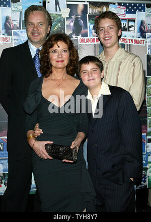 Susan Sarandon, Tim Robbins et la famille arrivent pour la première de "Elizabethtown" au Loews Lincoln Square Theatre de New York le 10 octobre 2005. (Photo d'UPI/Laura Cavanaugh) Banque D'Images