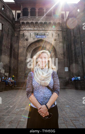 Une femme debout à l'ouest portes de Shaniwarwada, un fort historique à Pune, Maharashtra, Inde. Banque D'Images