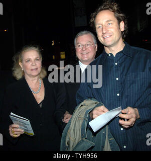 L'actrice Lauren Bacall et un ami de la famille (centre) sortir pour une nuit sur la ville 18 octobre 2005, après que son fils Sam Robards (à droite) a ouvert ses portes à Broadway dans la pièce 'Absurd Person Singular' (UPI Photo/Ezio Petersen) Banque D'Images