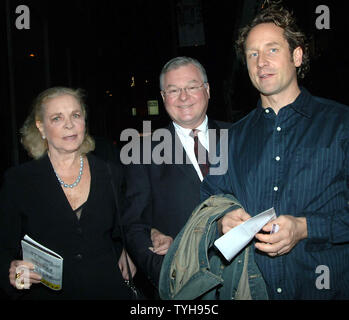 L'actrice Lauren Bacall et un ami de la famille (centre) sortir pour une nuit sur la ville 18 octobre 2005, après que son fils Sam Robards (à droite) a ouvert ses portes à Broadway dans la pièce 'Absurd Person Singular' (UPI Photo/Ezio Petersen) Banque D'Images