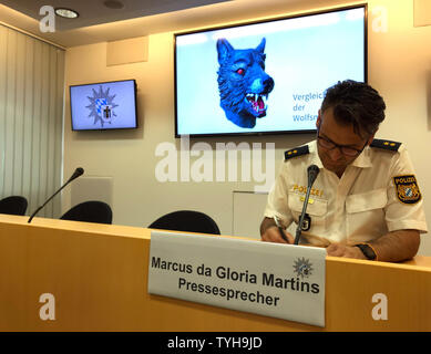Munich, Allemagne. 26 Juin, 2019. Marcus da Gloria Martins, le président de la police de Munich, se trouve en face d'un écran sur lequel la police présente une image comparative d'un masque de loup (mise en scène scène). Un homme portant un masque de loup attaqué et violé un 11-year-old girl à Munich en plein jour selon les rapports de police. L'auteur a pris son envol. Propriétaire de fichier n'a aucune information sur le lieu où se trouve le masque. (Pour l'auteur 'dpa portait un masque de loup : onze ans violée à Munich') Credit : Wera Engelhardt/dpa/Alamy Live News Banque D'Images