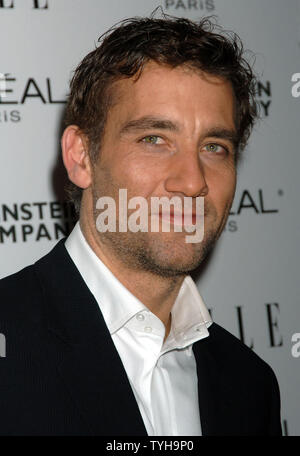 Acteur Clive Owen assiste au 30 octobre, 2005 New York premiere pour son nouveau film avec l'actrice Jennifer Aniston 'Derailed' (UPI/Photo Laura Cavanaugh) Banque D'Images