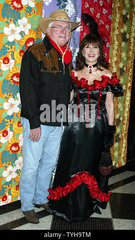 Phil donneuse et épouse Marlo Thomas arrivent pour le 10e anniversaire de Bette Midler est Hulaween' et 'Gala 60e anniversaire de bette célébration à l'hôtel Waldorf Astoria à New York le 31 octobre 2005. (Photo d'UPI/Laura Cavanaugh) Banque D'Images