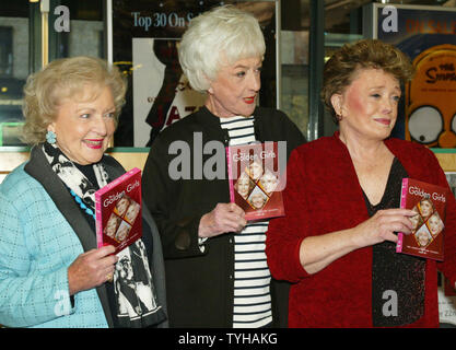 Betty White, gauche, Bea Arthur et Rue McClanahan du plat sit-com 'The Golden Girls' retarder l'afficher de nouveau DVD de leur troisième saison en tant qu'ils sont main à un magasin de livres à signer les disques le 22 novembre 2005 à New York. (Photo d'UPI/Monika Graff) Banque D'Images