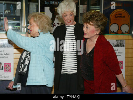 Betty White, à gauche, les vagues aux fans qui par la fenêtre par les pairs de l'extérieur alors qu'elle est rejoint par Bea Arthur, centre, et Rue McClanahan du plat sit-com 'The Golden Girls" qu'elles sont sur place pour signer des copies de son nouveau DVD à un book store le 22 novembre 2005 à New York. (Photo d'UPI/Monika Graff) Banque D'Images