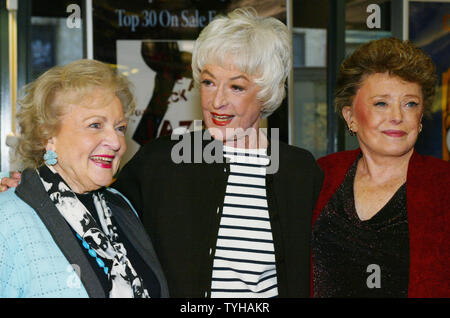 Betty White, gauche, Bea Arthur et Rue McClanahan, droit, du plat sit-com 'The Golden Girls' sont sur place pour signer des copies de son nouveau DVD de leur troisième saison à un book store le 22 novembre 2005 à New York. (Photo d'UPI/Monika Graff) Banque D'Images