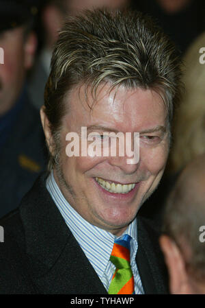 Le chanteur David Bowie arrive à la soirée d'ouverture de la jouer 'La couleur pourpre' qui a contribué à la production d'Oprah Winfrey au théâtre de Broadway, le 1 décembre 2005 à New York. (Photo d'UPI/Monika Graff) Banque D'Images