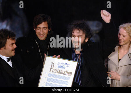 (De gauche à droite) : Jack Black, Adrien Brody, Peter Jackson et Naomi Watts à la déclaration du 5 décembre comme Journée King Kong New York City par le maire Michael Bloomberg et le casting de "King Kong" à Times Square à New York le 5 décembre 2005. (Photo d'UPI/Ezio Petersen) Banque D'Images