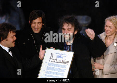 (De gauche à droite) : Jack Black, Adrien Brody, Peter Jackson et Naomi Watts à la déclaration du 5 décembre comme Journée King Kong New York City par le maire Michael Bloomberg et le casting de "King Kong" à Times Square à New York le 5 décembre 2005. (Photo d'UPI/Ezio Petersen) Banque D'Images