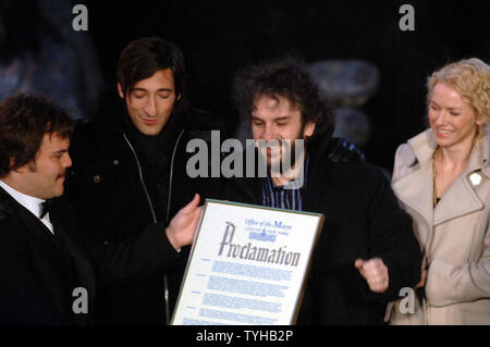 (De gauche à droite) : Jack Black, Adrien Brody, Peter Jackson et Naomi Watts à la déclaration du 5 décembre comme Journée King Kong New York City par le maire Michael Bloomberg et le casting de "King Kong" à Times Square à New York le 5 décembre 2005. (Photo d'UPI/Ezio Petersen) Banque D'Images