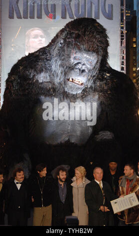 (De gauche à droite) : Jack Black, Adrien Brody, Peter Jackson, Naomi Watts et le maire Michael Bloomberg à la déclaration du 5 décembre comme Journée King Kong New York City par le maire Michael Bloomberg et le casting de "King Kong" à Times Square à New York le 5 décembre 2005. (Photo d'UPI/Ezio Petersen) Banque D'Images