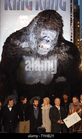 (De gauche à droite) : Jack Black, Adrien Brody, Peter Jackson, Naomi Watts et le maire Michael Bloomberg à la déclaration du 5 décembre comme Journée King Kong New York City par le maire Michael Bloomberg et le casting de "King Kong" à Times Square à New York le 5 décembre 2005. (Photo d'UPI/Ezio Petersen) Banque D'Images