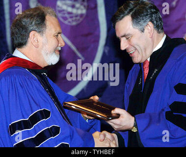 Le Président de l'Université de New York John Sexton (à gauche) félicite Gordon Brown, Chancelier de l'échiquier de l'Angleterre, le 14 décembre 2005. Brown a reçu un doctorat honorifique ès lettres degré au cours de cérémonies tenues à l'Université de New York. (Photo d'UPI/Ezio Petersen) Banque D'Images