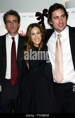 Dermot Mulroney (à gauche), Sarah Jessica Parker et Luke Wilson arrivent pour la première de leur nouveau film "The Family Stone" à la DGA Theatre de New York le 14 décembre 2005. (Photo d'UPI/Laura Cavanaugh) Banque D'Images