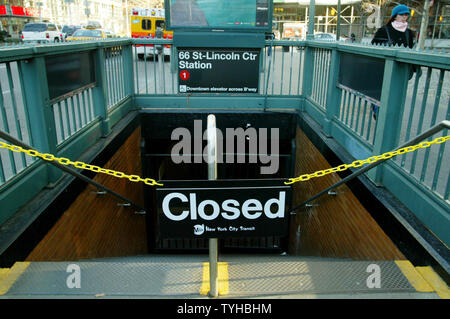 Une station de métro au Lincoln Center est fermé comme un métro et bus les navetteurs forces de frappe de marcher jusqu'au travail le 20 décembre 2005 à New York. La grève illégale par les membres de l'Union des travailleurs des transports a commencé la nuit dernière après qu'ils ne sont pas parvenus à un accord sur le renouvellement du contrat avec la Metropolitan Transit Authority. (Photo d'UPI/Monika Graff) Banque D'Images