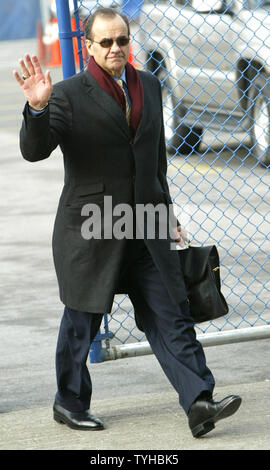 New York Yankees manager Joe Torre arrive au Yankee Stadium pour une conférence de presse où Johnny Damon est présenté comme le nouveau membre de l'équipe des Yankees de New York au Yankee Stadium le 23 décembre 2005 à New York. (Photo d'UPI/Monika Graff) Banque D'Images