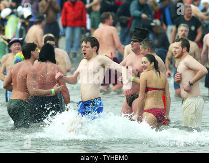 Un homme réagit à l'eau glacée comme lui et des centaines d'autres inscrivez-vous membres du Coney Island Polar Bear Club pour le traditionnel jour de nager à Coney Island le 1 janvier 2006 à New York. (Photo d'UPI/Monika Graff) Banque D'Images