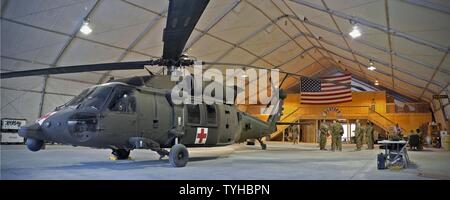 Une vue de l'établissement nouvellement construit dans MEDVAC Air à Bagram, en Afghanistan. La 389e compagnie du génie, 368e bataillon du génie, 176e Brigade, ingénieur de l'établissement bâti qui accueillera les membres de la Compagnie Charlie, 2e Bataillon, 1e Régiment d'aviation (soutien général Aviation Battalion) de Ft. Riley, Kan. ("Boom Dust-off"). Banque D'Images