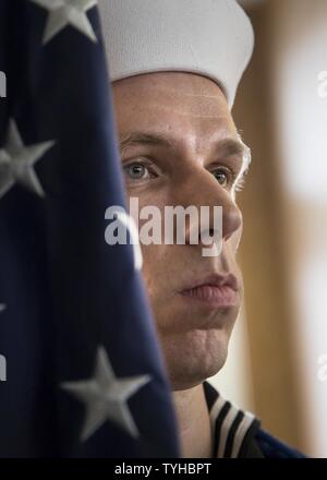 VIRGINIA BEACH, en Virginie (09 novembre 2016) -- Maître de 2e classe Ryan Shortridge, affecté à l'unité Pre-Commissioning Gerald R. Ford (CVN 78), tient le drapeau national au cours d'une célébration de la Journée des anciens combattants à 900 Appartements de Luxe Acqua hauts. La cérémonie a récompensé les 38 anciens combattants et conjoints des militaires qui vivent à l'échelon supérieur de communauté. Banque D'Images