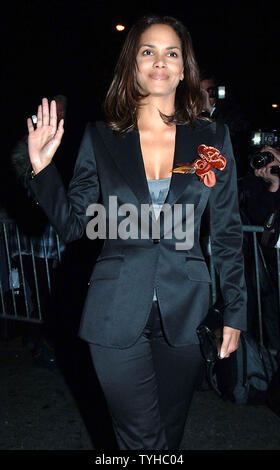 L'actrice Halle Berry arrive le 10 janvier 2006 pour le 2005 National Board of Review of Motion Pictures des cérémonies de remise de prix tenue à New York's Tavern sur la Greeen. Mme Berry a un award presenter lors de l'événement. (Photo d'UPI/Ezio Petersen) Banque D'Images