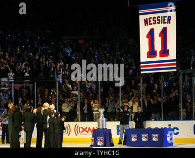 Rangers de New York le capitaine Mark Messier de longue date de la famille et regardez comme ils son renvoi n° 11 à la MSG combles au Madison Square Garden de New York le 12 janvier 2006. Mark Messier devient le 4ème joueur à avoir son numéro retiré par les Rangers de l'organisation. (Photo d'UPI/John Angelillo) Banque D'Images