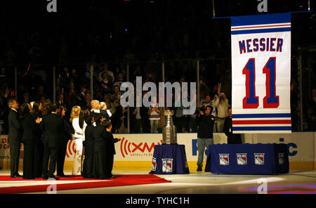 Rangers de New York le capitaine Mark Messier de longue date de la famille et regardez comme ils son renvoi n° 11 à la MSG combles au Madison Square Garden de New York le 12 janvier 2006. Mark Messier devient le 4ème joueur à avoir son numéro retiré par les Rangers de l'organisation. (Photo d'UPI/John Angelillo) Banque D'Images