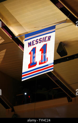 Rangers de New York le capitaine de longue date Mark Messier a son n° 11 élevé à la MSG combles au Madison Square Garden de New York le 12 janvier 2006. Mark Messier devient le 4ème joueur à avoir son numéro retiré par les Rangers de l'organisation. (Photo d'UPI/John Angelillo) Banque D'Images