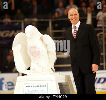 Rangers de New York le capitaine Mark Messier de longue date est à côté d'un de ses cadeaux avant qu'ils ont hissé son n° 11 à la MSG combles au Madison Square Garden de New York le 12 janvier 2006. Mark Messier devient le 4ème joueur à avoir son numéro retiré par les Rangers de l'organisation. (Photo d'UPI/John Angelillo) Banque D'Images