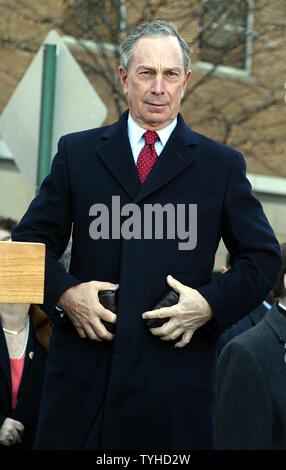 Maire de la ville de New York Michael Bloomberg assiste à la cérémonie pour le Re-Naming de West 66th Street à Peter Jennings Way au 66ème et Columbus Avenue à New York le 21 février 2006. (Photo d'UPI/Laura Cavanaugh) Banque D'Images