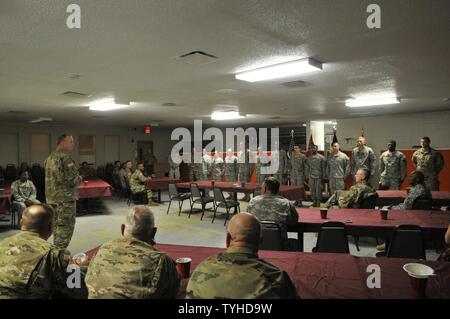 Le brig. Général traite de la Rhodes concurrents et d'autres soldats qui ont aidé à mener des troupes du 66e Commandement de la concurrence meilleur Guerrier au Camp McCain en Elliott, au Mississippi le 9 novembre 2016. La compétition a duré deux jours sur le Camp McCain, avec deux jeunes soldats et deux sous-officiers choisis comme gagnants. (La Garde nationale du Mississippi Banque D'Images