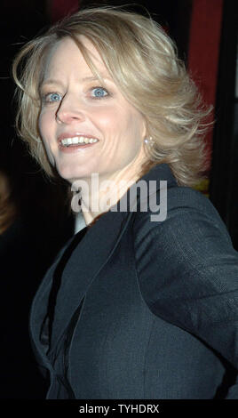 L'actrice Jodie Foster arrive pour la première mondiale de son nouveau film 'Inside Man' qui s'est tenue le 20 mars 2006 au New York's Ziegfeld Theatre. (Photo d'UPI/Ezio Petersen) Banque D'Images