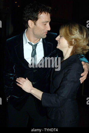 L'actrice Jodie Foster and co-star Clive Owen arrivent pour la première mondiale de son nouveau film 'Inside Man' qui s'est tenue le 20 mars 2006 au New York's Ziegfeld Theatre. (Photo d'UPI/Ezio Petersen) Banque D'Images