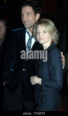 L'actrice Jodie Foster and co-star Clive Owen arrivent pour la première mondiale de son nouveau film 'Inside Man' qui s'est tenue le 20 mars 2006 au New York's Ziegfeld Theatre. (Photo d'UPI/Ezio Petersen) Banque D'Images