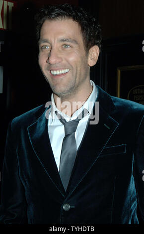 Acteur Clive Owen arrive pour la première mondiale de son nouveau film 'Inside Man' qui s'est tenue le 20 mars 2006 au New York's Ziegfeld Theatre. (Photo d'UPI/Ezio Petersen) Banque D'Images