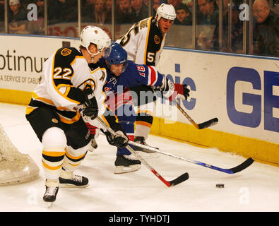 Rangers de New York (18) Dominic Moore battles Bruins de Boston (22) Brian Leetch pour la rondelle dans la première période au Madison Square Garden de New York le 20 mars 2006. (Photo d'UPI/John Angelillo) Banque D'Images