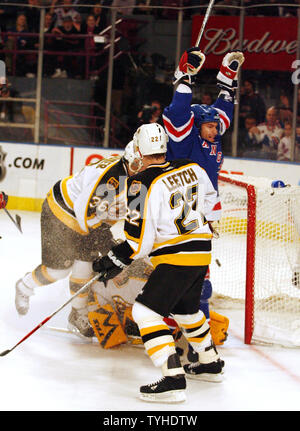 Rangers de New York (18) Dominic Moore célèbre un but alors que les Bruins de Boston (22) Brian Leetch montres au Madison Square Garden de New York le 20 mars 2006. Les Rangers de New York a battu les Bruins de Boston 5-2. (Photo d'UPI/John Angelillo) Banque D'Images