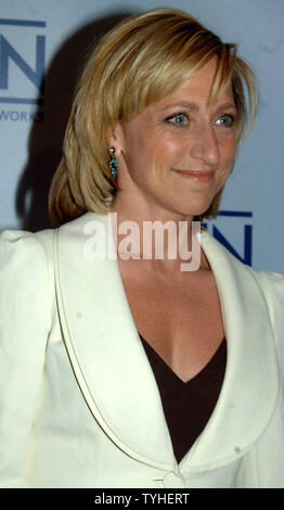 L'actrice Edie Falco répond aux questions des médias à New York le 18 avril 2006 A&E Network upfronts saison pour l'automne 2006. La série TV HBO Les Soprano sera répétée sur A&E. (Photos d'UPI/Ezio Petersen) Banque D'Images