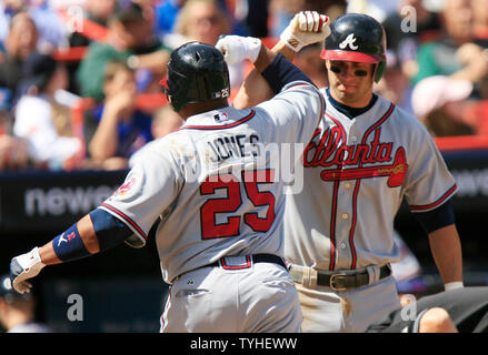 Atlanta Braves (25) Andruw Jones célèbre son solo dans la 7ème manche du homerun au Shea Stadium de New York le 19 avril 2006. Les Braves d'Atlanta défait les Mets de New York 2-1. (Photo d'UPI/John Angelillo) Banque D'Images