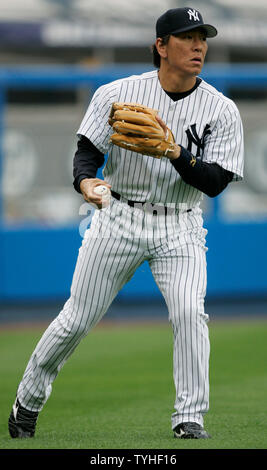 New York Yankees' Hideki Matsui domaines le ballon de champ gauche dans la troisième manche contre les Orioles de Baltimore au Yankee Stadium de New York le 22 avril 2006. (Photo d'UPI/Monika Graff) Banque D'Images