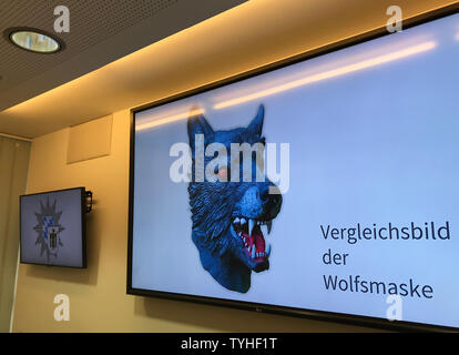 Munich, Allemagne. 26 Juin, 2019. Sur un écran dans le quartier général de la police, la police présente une image comparative d'un masque de loup (mise en scène scène). Un homme portant un masque de loup attaqué et violé un 11-year-old girl à Munich en plein jour selon les rapports de police. L'auteur a pris son envol. Propriétaire de fichier n'a aucune information sur le lieu où se trouve le masque. (Pour l'auteur 'dpa portait un masque de loup : onze ans violée à Munich') Credit : Wera Engelhardt/dpa/Alamy Live News Banque D'Images