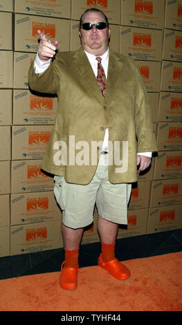 Mario Batali arrive pour la banque alimentaire de New York City's 'Gala' témérité au Pier 60, de Chelsea à New York le 25 avril 2006. (Photo d'UPI/Laura Cavanaugh) Banque D'Images